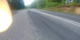 Gruba warstwa żużlu na drodze krajowej nr 21 ze Słupska do Miastka. Uważajcie!| WIDEO