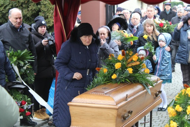 Pożegnanie prof. Józefa Dudy, byłego burmistrza Wieliczki, męża, ojca, dziadka. Na zdjęciu Jadwiga Duda, żona Zmarłego