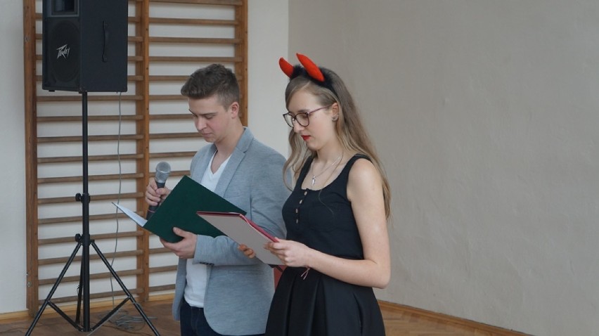 Dzień Teatru w sycowskim ZSP. Szkołę opanowały postaci z filmu i literatury