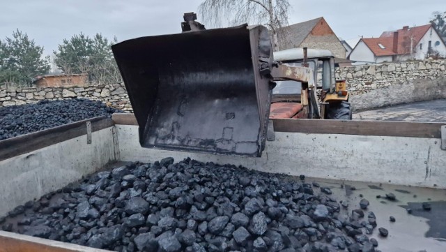 Tak wygląda węgiel, który gmina Strzelce Opolskie sprowadza we współpracy z miejscowym składem opału. Ludzie zachwalają, że jest on dobrej jakości. Ale jeszcze nie wszyscy mogli odebrać swój opał.