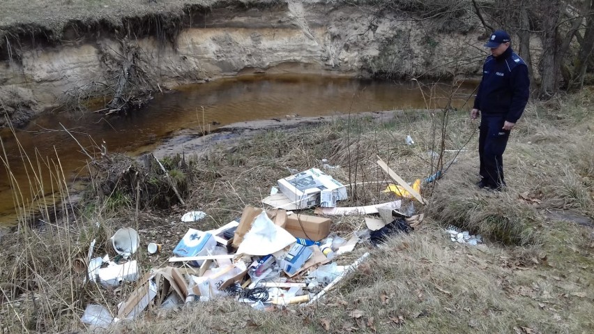 Dzikie wysypisko śmieci zlikwidowano w gminie Szczerców
