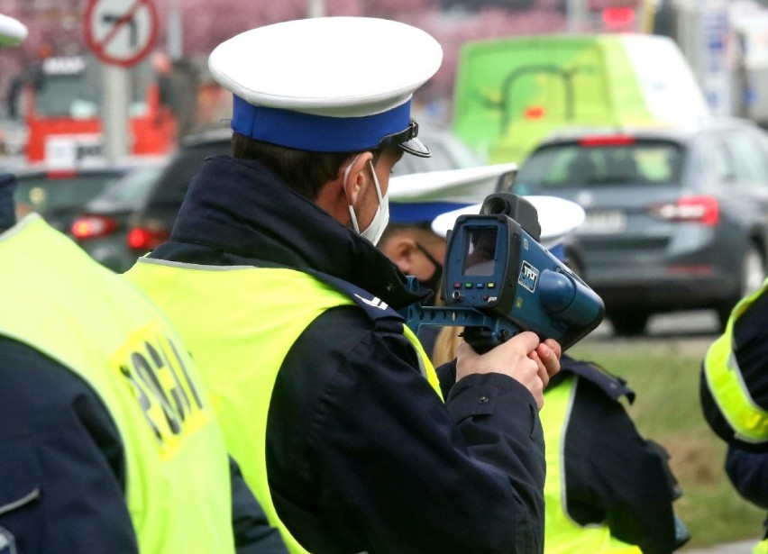 Dziki tłum policjantów na Partynicach we Wrocławiu. Z suszarkami! Co się tam stało? 