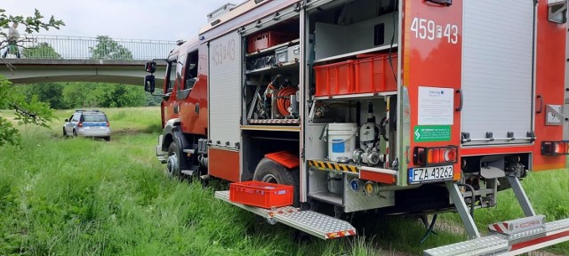 - Zostaliśmy zadysponowani do tragicznego zdarzenia, wezwano nas do pomocy policji w wyłowieniu denata z Nysy Łuzyckiej - przekazują strażacy ochotnicy.