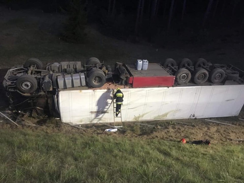 Ciężarówka jadąca autostradą A2 w kierunku Świecka wypadła z...