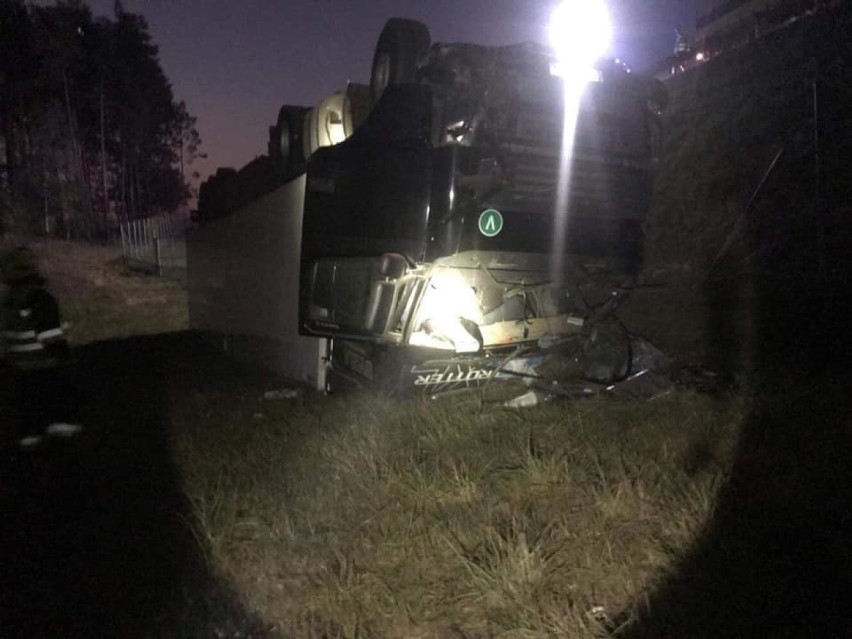 Ciężarówka jadąca autostradą A2 w kierunku Świecka wypadła z...