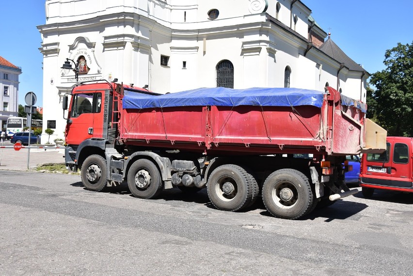 Remont parkingu przy kaliskim starostwie. Wejście do wydziału komunikacji przeniesione ZDJĘCIA