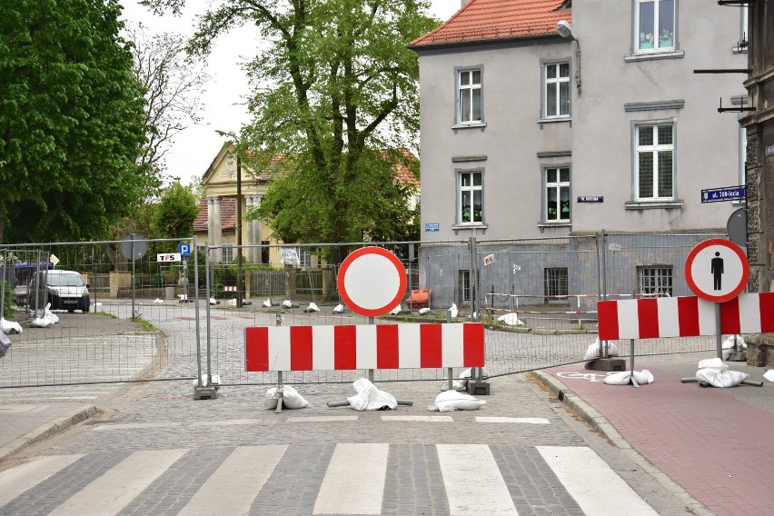 Zamknęli dla ruchu część ulicy 700-lecia w Żninie. Rozpoczyna się jej przebudowa [zdjęcia]