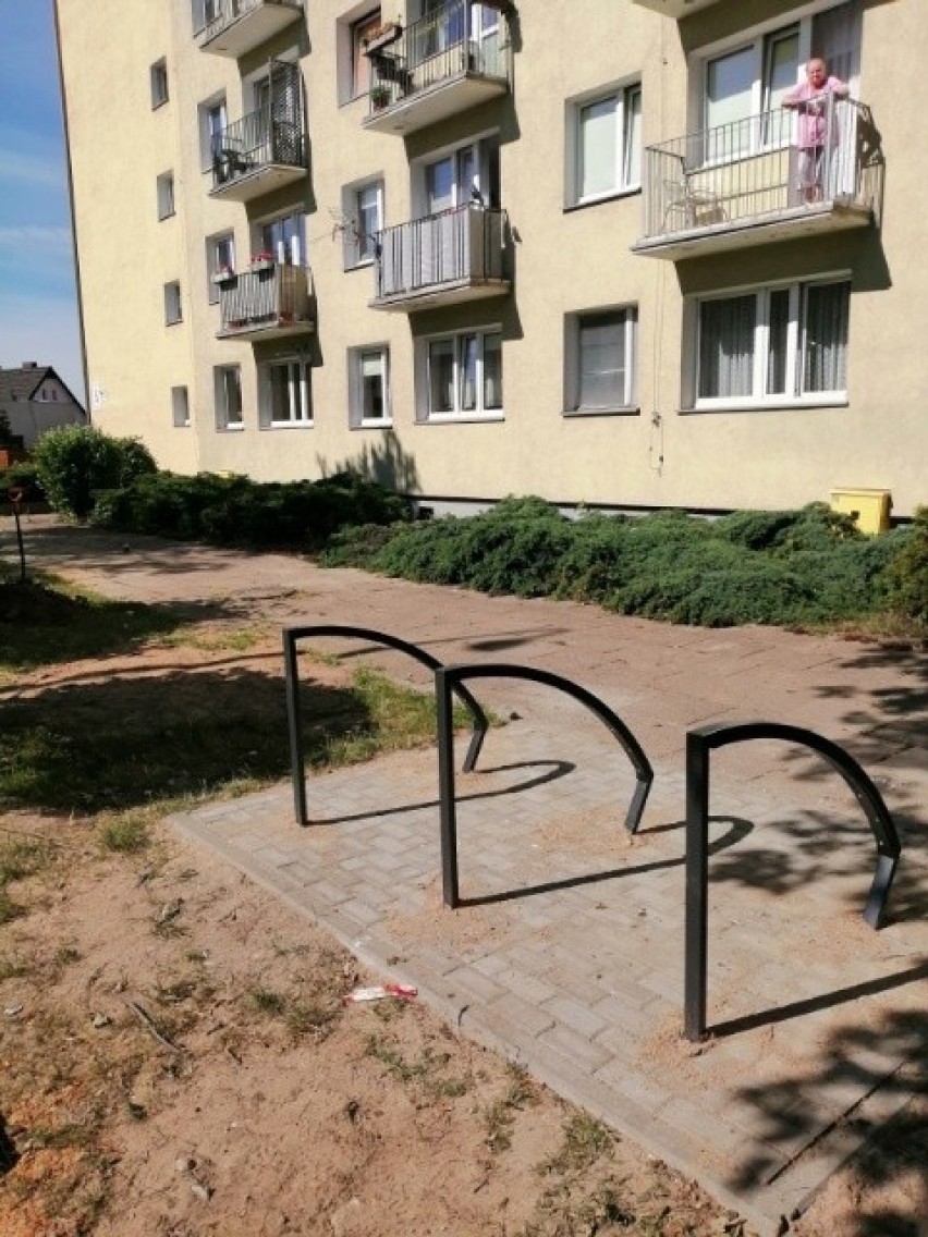 Przy ul. Sportowej są już stojaki rowerowe.