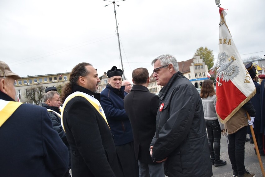 Uczestnicy uroczystości przemaszerowali na cmentarz w...