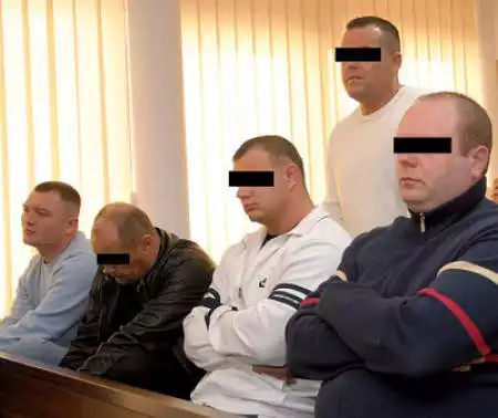 Marcin Kobeluch pierwszy z lewej. Na tym procesie był jednym z oskarżonych