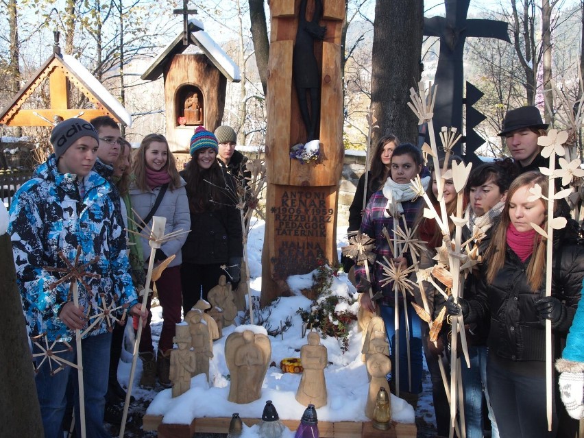 Zakopane: uczniowie Kenara udekorowali groby