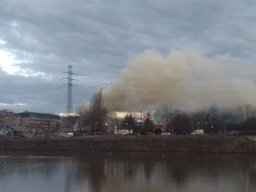 Kraków. Duży pożar pustostanu przy ulicy Podgórskiej, kłęby dymu nad miastem [10.02.20]                  