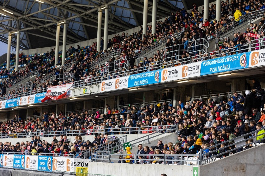 Kibice na meczu Polska - Niemcy w Rzeszowie. Młodzi piłkarze zmierzyli się na Stadionie Miejskim Stal. Zobacz, jak kibicowali naszym