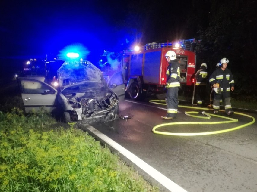 Pożar samochodu osobowego marki Ford na Drodze Krajowej 11