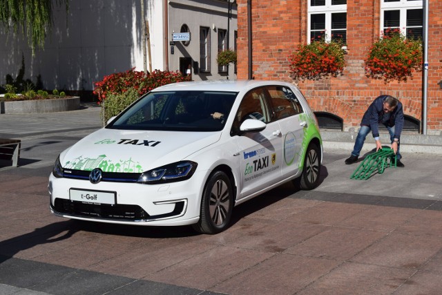 Jedno z pierwszych aut elektrycznych w Szczecinku - taxi ufundowane przez Kronospan