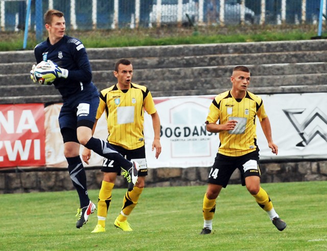Mateusz Bartków (w środku) we wtorkowym meczu strzelił trzy gole