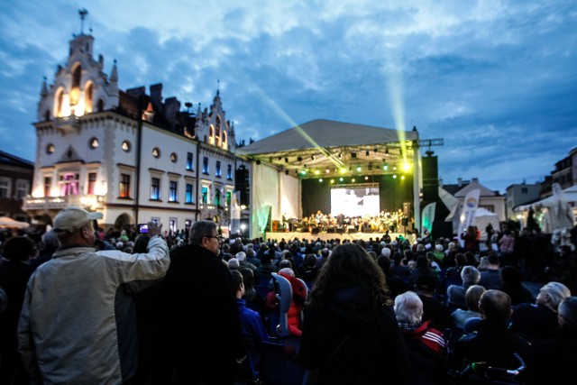 Za nami tegoroczny festiwal Rzeszów Breakout Days. Wydarzenie zakończył w sobotę koncert "Piotr Nalepa Breakout Tour Symfonicznie" na rzeszowskim rynku.

Zobacz także: Zagrali "Kiedy byłem małym chłopcem" - happening pod pomnikiem Nalepy [ZDJĘCIA, WIDEO]