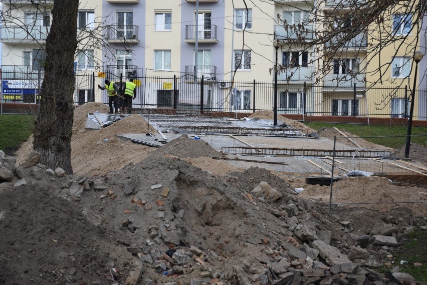 Od strony ronda Kosynierów Gdyńskich trwa budowa schodów.