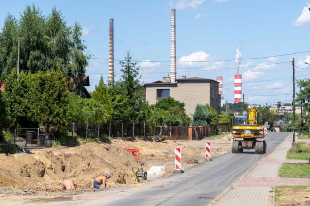 Koszt rozbudowy skrzyżowania, a także dalszej części ul. Storczyków szacowany jest na ok. 15,8 miliona złotych. Całość prac ma zakończyć się na początku października.