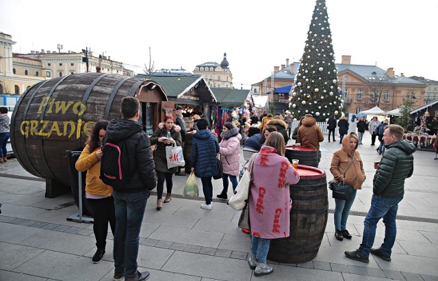 Kiermasz Adwentowy przed Galerią Krakowską