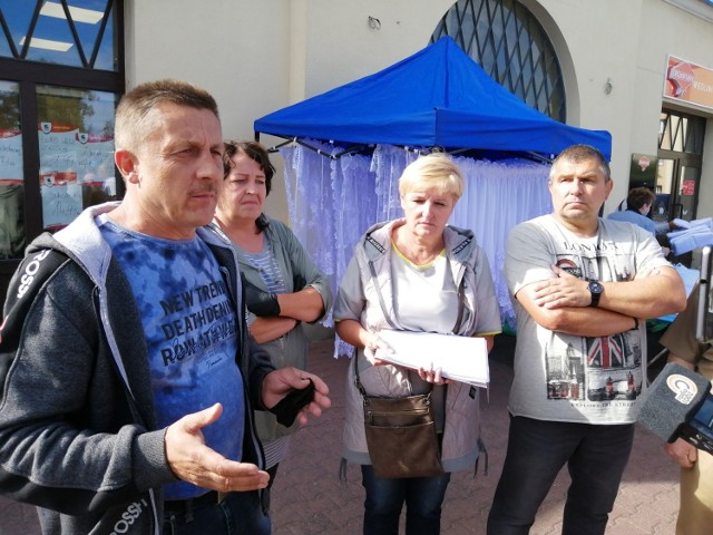 Targowisko przy hali w Piotrkowie przeniosą na bazar PTAK-a przy Dmowskiego? Kupcy sprzed hali protestują