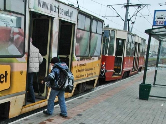 Toruń najpierw wyremontował przystanki, potem kupi tramwaje. W efekcie przystanki są niedostosowane do wysokości tramwajów.