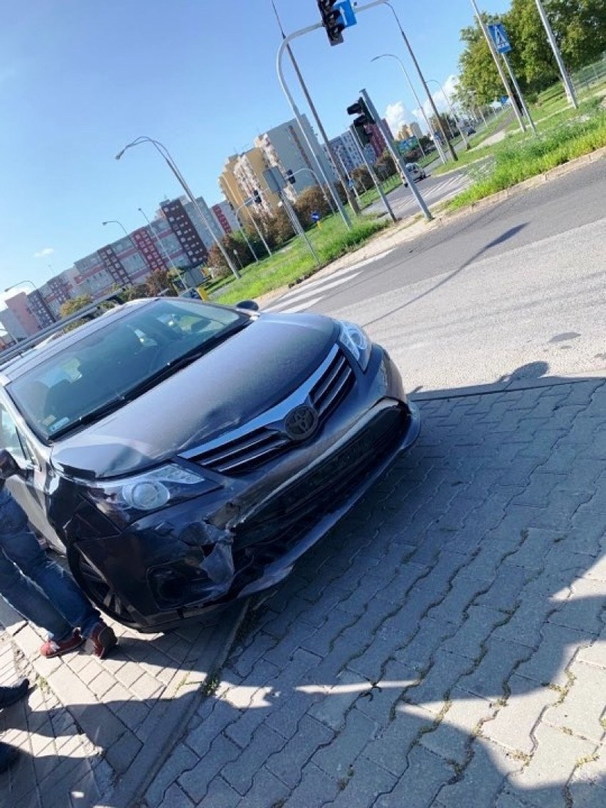 Zderzenie dwóch aut w Opolu na ul. Pużaka. Problemy z ruchem na skrzyżowaniu