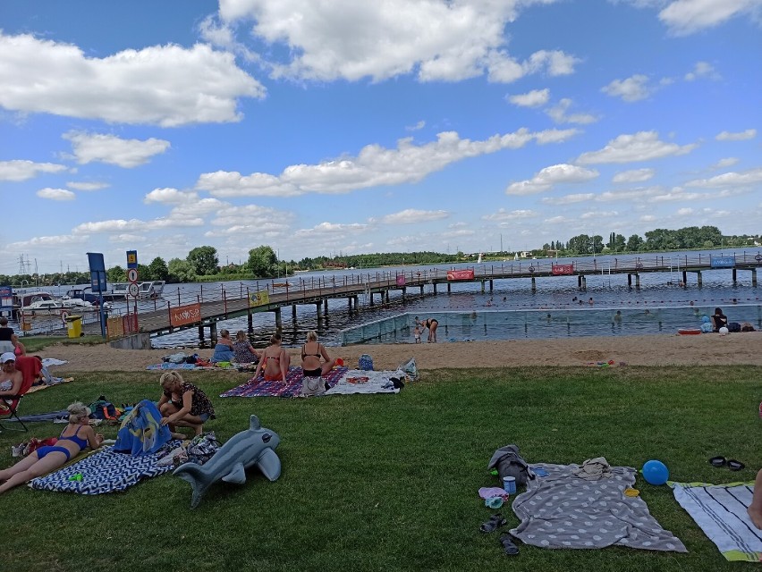 Niedzielne popołudnie na plaży ośrodka Przystań Gosławice w...