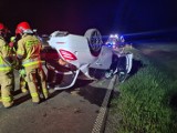 Wypadek na trasie Szamotuły - Obrzycko. Samochód zjechał na pobocze i dachował