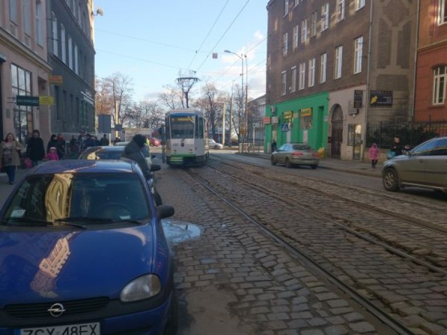 Tramwaj linii nr 9 wykoleił się na ul. Narutowicza w Szczecinie