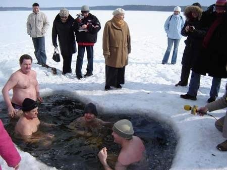 Gdyby do wody chcieli wejść nie tylko miłośnicy kąpieli w przerębli, ale również ich sympatycy dziurę w lodzie trzeba byłoby mocno powiększyć.
