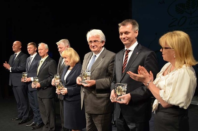 Nagrodę dla Myszkowa odebrał burmistrz, Włodzimierz Żak (drugi z prawej).