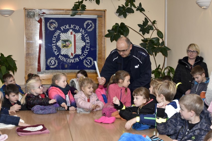 W komendzie w Kościerzynie funkcjonariusze gościli uczniów ze szkoły w Dziemianach [ZDJĘCIA]