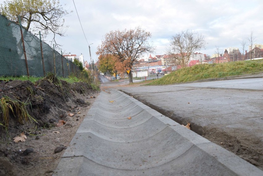 Malbork. Ulica Targowa naprawiana. Piesi będą mieli nowy chodnik. Burmistrz uznał, że trzeba w końcu ucywilizować tę trasę