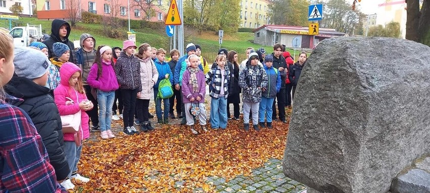 Uczniowie z "dwunastki" w Starachowicach pamiętali. Pouczająca lekcja w terenie. Zobaczcie zdjęcia