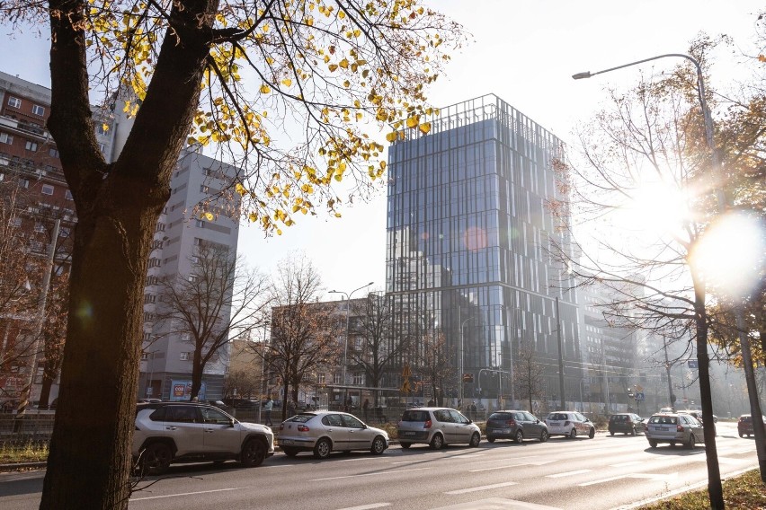 Przy ulicy Powstańców Śląskich powstaje centrum biurowe....