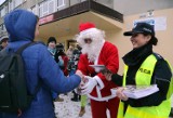 Policyjny Mikołaj pod szkołami w Piotrkowie rozdawał słodycze