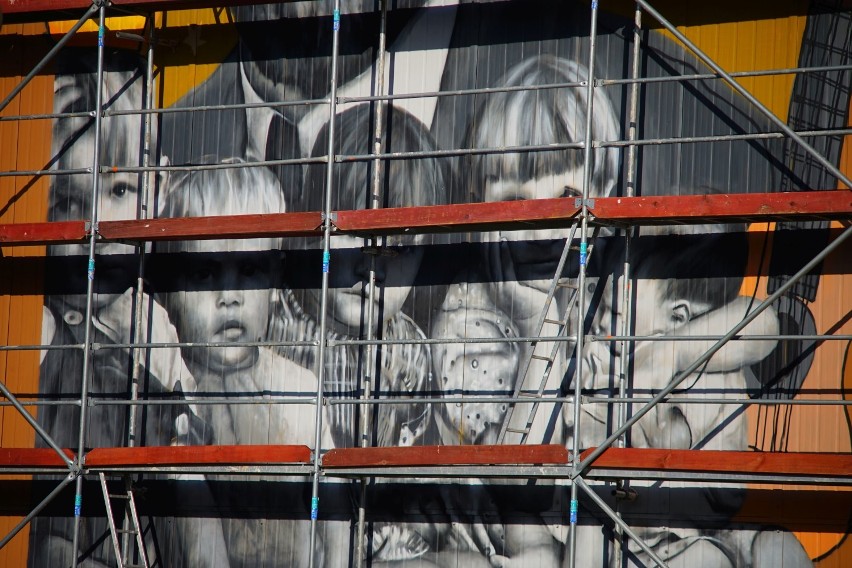Niezwykłe detale najnowszego muralu Andrejkowa. Powstał na bloku przy ul. Korczaka w Rzeszowie