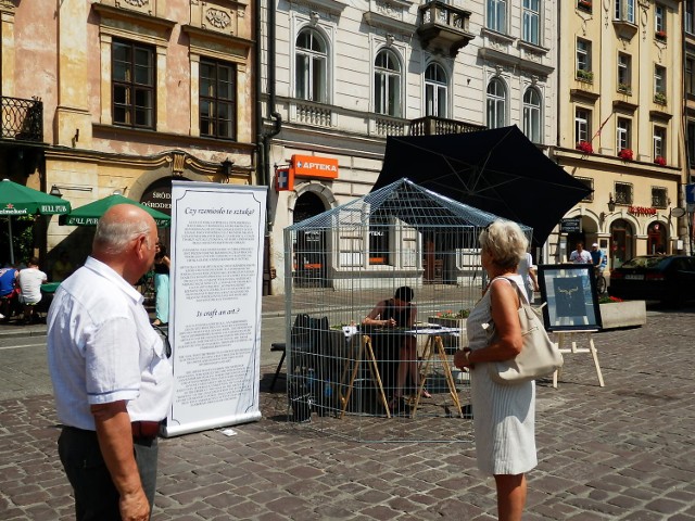 Artystka dzięki wiedzy uzyskanej w Ecole Lesage Paris opanowała tajniki haftu metodą Luneville, najstarszej szkoły haftu we Francji. Wszystkie materiały do haftu pochodzą z Paryża. Tkaniny zaś z terenu Unii Europejskiej. Artystka nie współpracuje z firmami z Chin, Indii oraz Bangladeszu ze względu na zaangażowanie w walkę o lepszy byt tamtejszych rzemieślników.