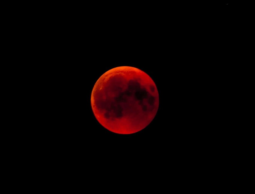 Określenie "blood moon" (krwawy Księżyc) wzięło się od...