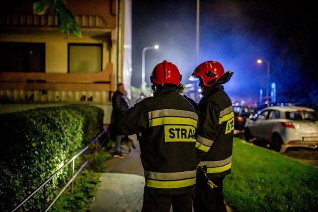 Nietypowe wezwanie o zapachu paliwa wyczuwanym w nocy w miejscu, gdzie nie ma stacji paliw otrzymała 24 sierpnia 2023  wałbrzyska straż.