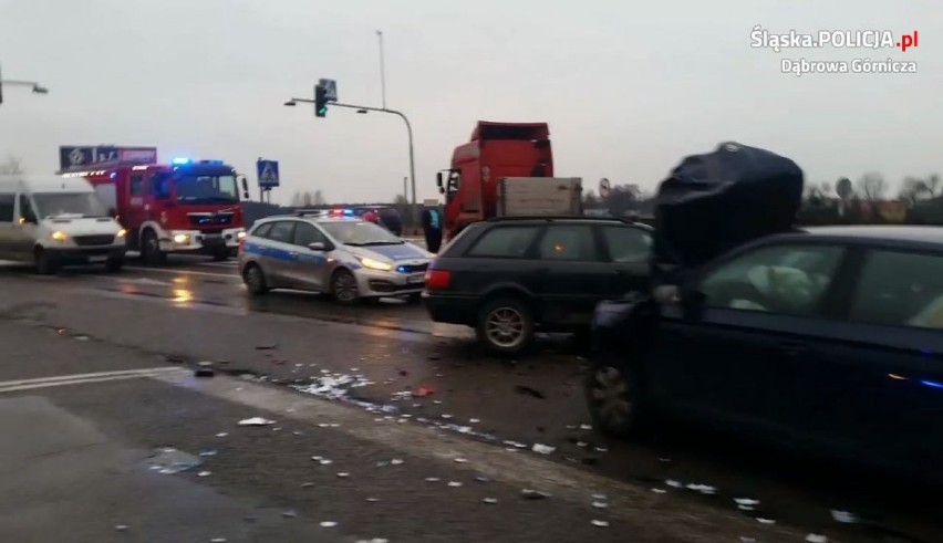 Wypadek na DK 1 w Dąbrowie. Dwie osoby trafiły do szpitala 