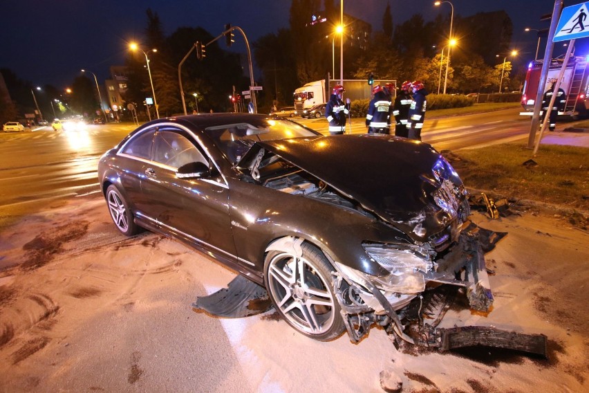 Luksusowy mercedes rozbity w Kielcach, kierowca w szpitalu (WIDEO, ZDJĘCIA, AKTUALIZACJA)