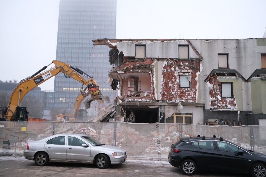 Czarny Kot zostanie zburzony. Trwa rozbiórka najsłynniejszej samowoli budowlanej w Warszawie