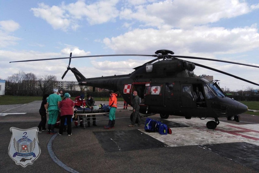 Szpital Wojewódzki w Suwałkach. Wojskowy śmigłowiec ratunkowy przyleciał po zakażonego koronawirusem