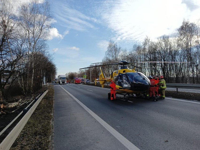 Wypadek w Mikołowie na DK 44. Samochód wbił się w TIR-a. Lądował LPR