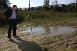 Gdynia: Wody odpadowe z giełdy zalewają drogę dojazdową do osiedla mieszkaniowego Leśny