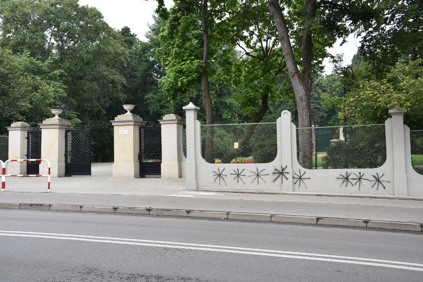 Osiem czarnych gwiazdek pojawiło się na murze przy wejściu...