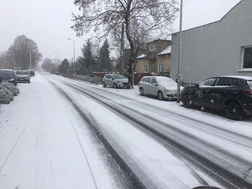 "Zima w Pleszewie znów zaskoczyła drogowców". Złe warunki na...