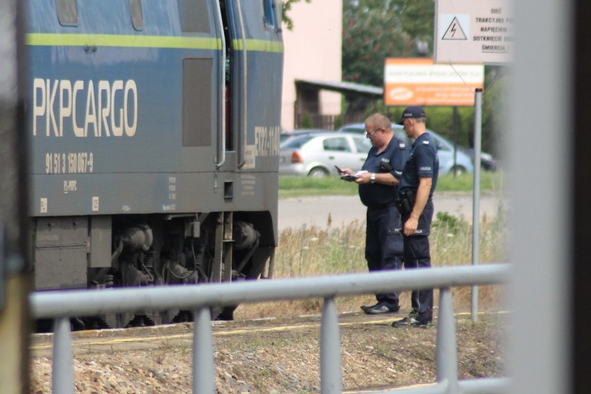 Wypadek na dworcu kolejowym w Koźminie. 30-latka wtargnęła pod pociąg [ZDJĘCIA]   